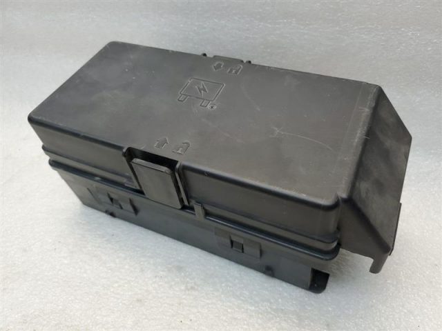 Engine Fuse Box 3.5L V6 Fits 2005 Malibu new-style