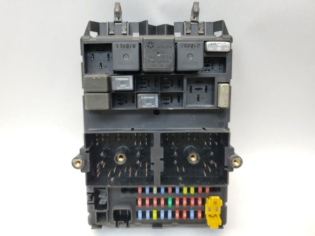 Junction Block Under Dash Interior Fuse Box Fits 2002 2003 2004 Grand Cherokee
