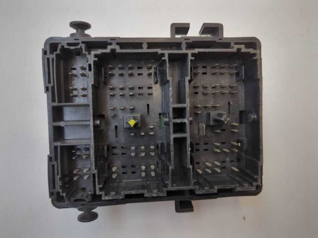 Interior Cabin Fuse Box GM 20813086 Match Part # - Image 2