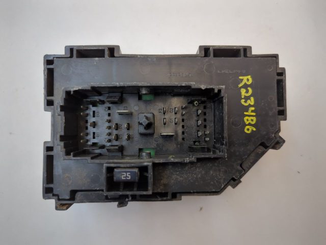 Interior Cabin Fuse Box GM 25815393 Match Part # - Image 2