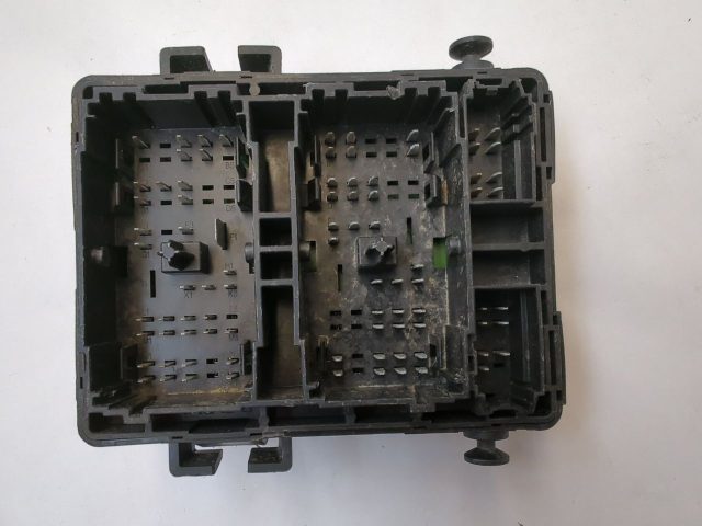 Interior Cabin Fuse Box GM 15939775 Match Part # - Image 2